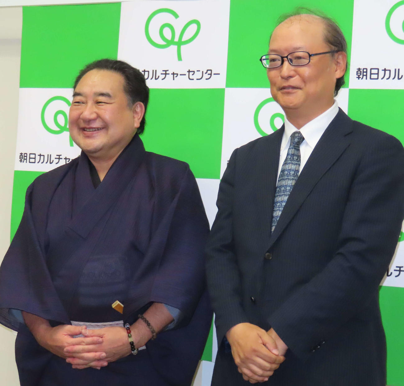 トークイベントを行った中村鴈治郎（左）、聞き手を務めた早稲田大学教授の児玉竜一さん