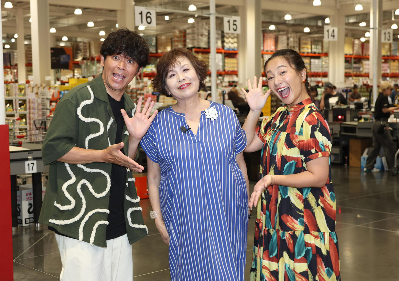 36年ぶりのテレビ大阪出演となった上沼恵美子（中）は収録を終えて共演したますだおかだの岡田圭右（左）三船美佳と写真撮影に応じる（撮影・西尾就之）