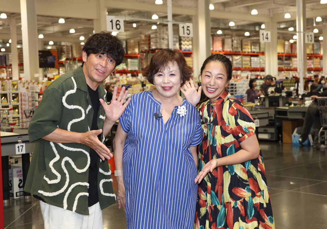 36年ぶりのテレビ大阪出演となった上沼恵美子（中）は収録を終えて共演したますだおかだの岡田圭右（左）三船美佳と写真撮影に応じる（撮影・西尾就之）
