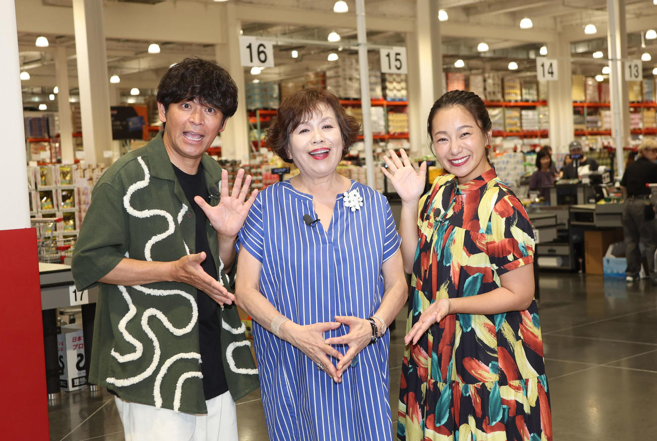 36年ぶりのテレビ大阪出演となった上沼恵美子（中）は収録を終えて共演したますだおかだの岡田圭右（左）三船美佳と写真撮影に応じる（撮影・西尾就之）