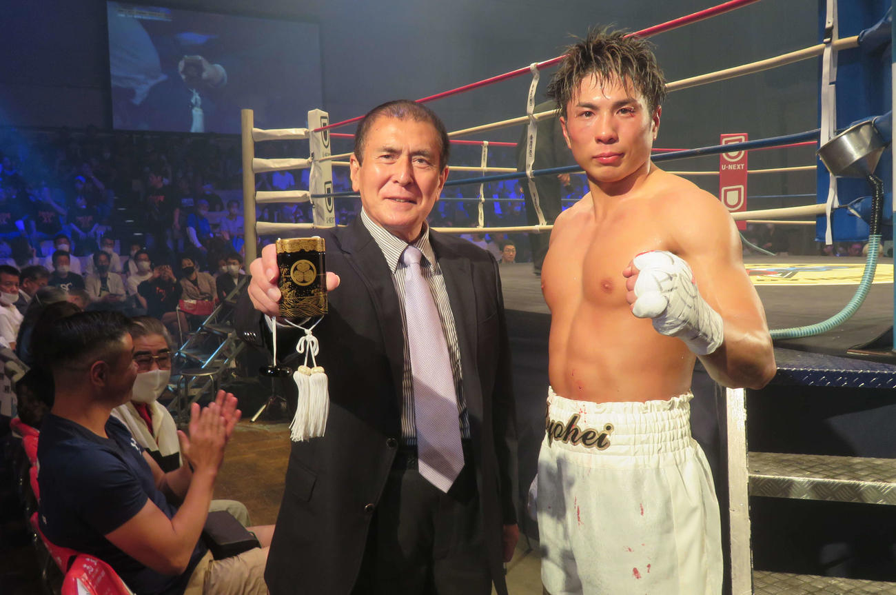 印籠を出す祖父・伊吹吾郎とともに勝利を喜ぶ伊吹遼平（2023年5月撮影）