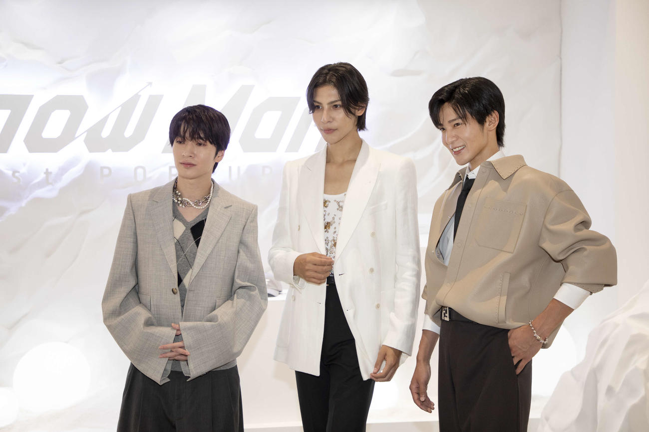 ポップアップイベントの会場を訪れた（左から）Snow Man深澤辰哉、ラウール、目黒蓮