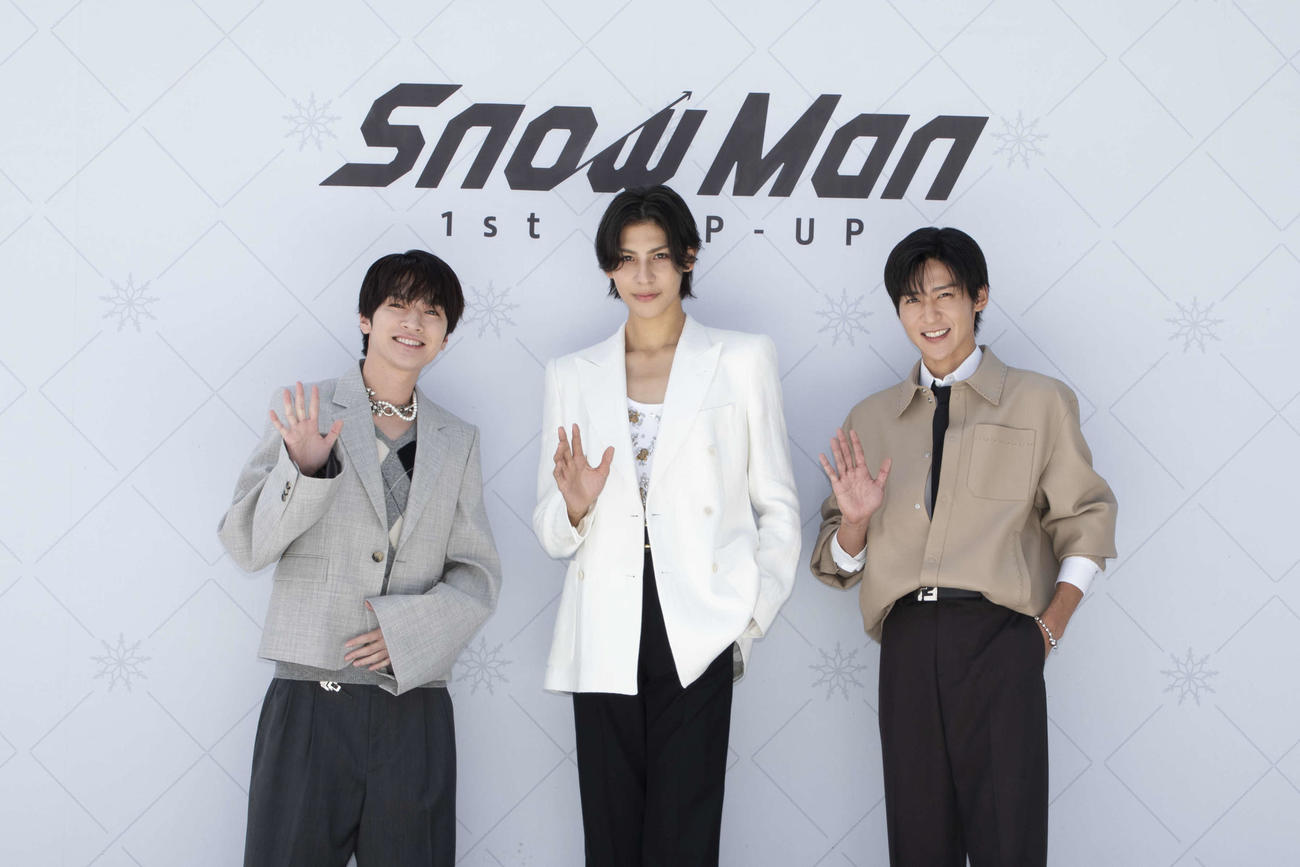 ポップアップイベントの会場を訪れた、左からSnow Man深澤辰哉、ラウール、目黒蓮