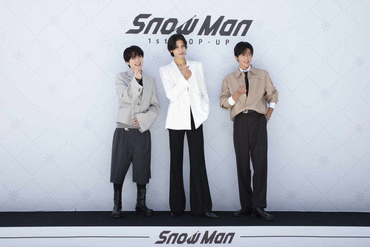 ポップアップイベントの会場を訪れた（左から）Snow Man深澤辰哉、ラウール、目黒蓮