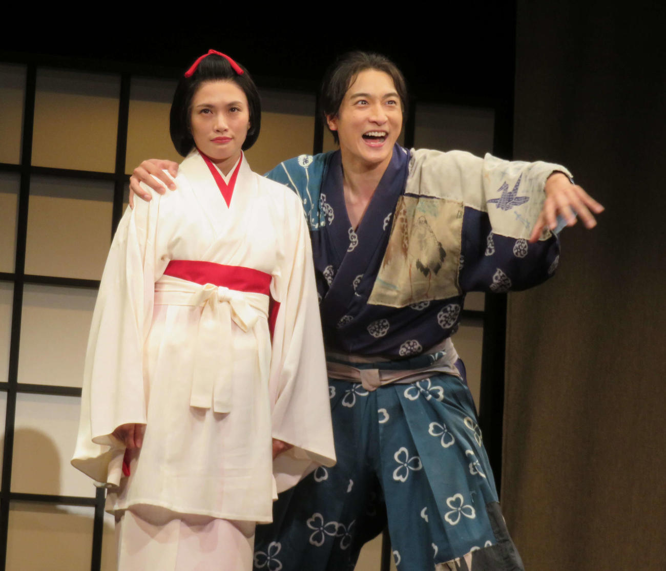 「サヨナラソング－帰ってきた鶴－」フォトコールに臨んだ小関裕太（右）と臼田あさ美