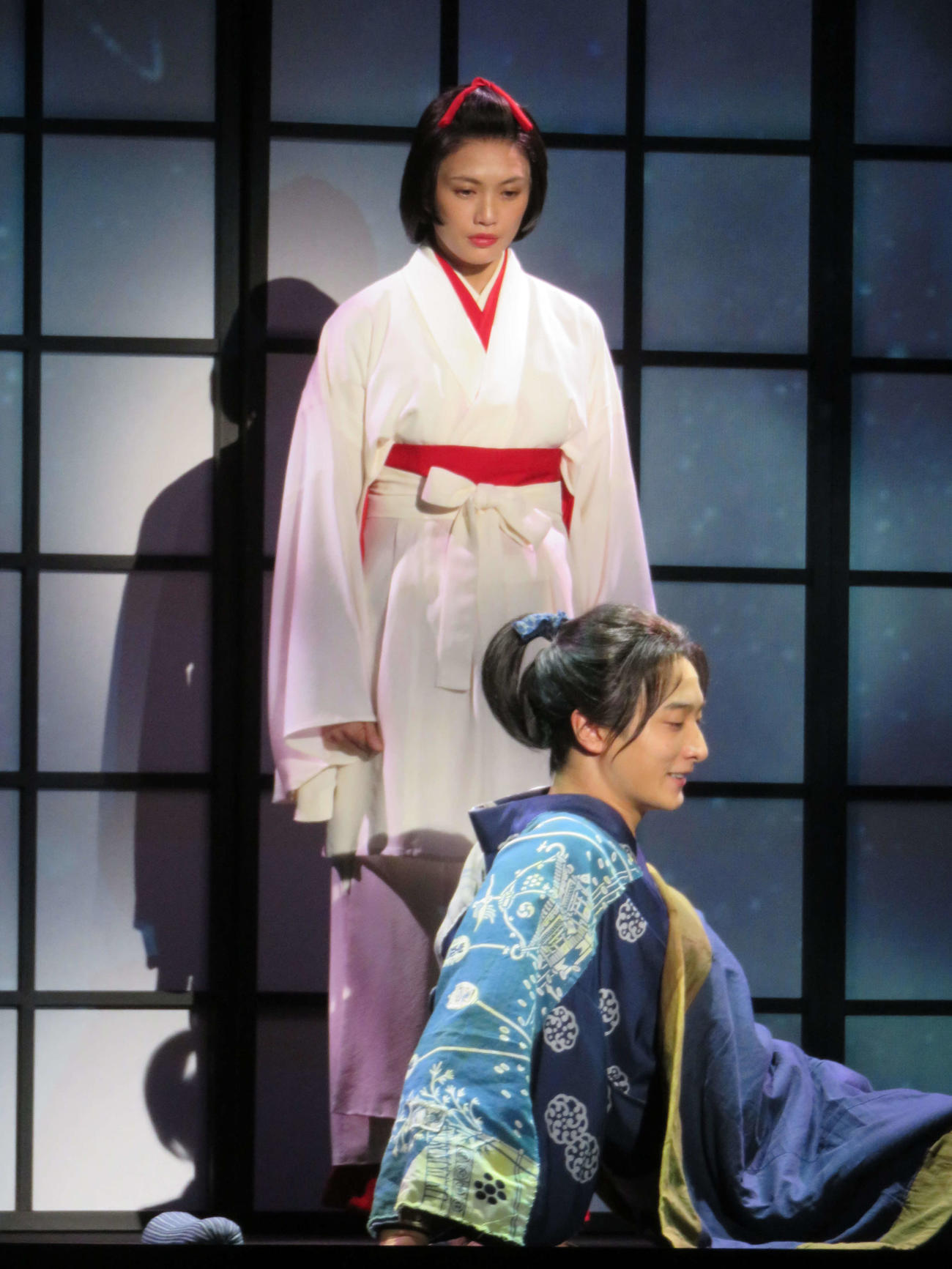 「サヨナラソング－帰ってきた鶴－」フォトコールに臨んだ小関裕太（前）と臼田あさ美