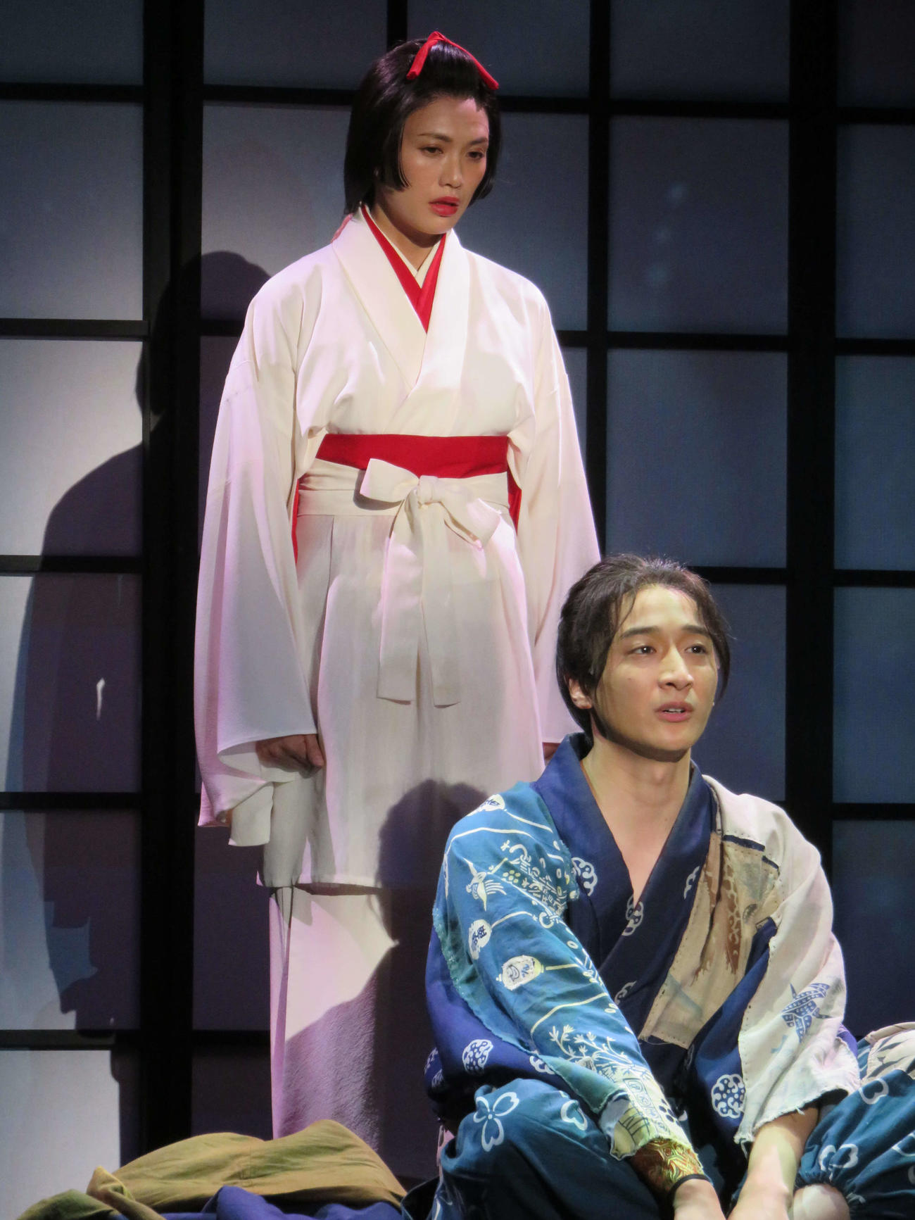 「サヨナラソング－帰ってきた鶴－」フォトコールに臨んだ小関裕太（前）と臼田あさ美