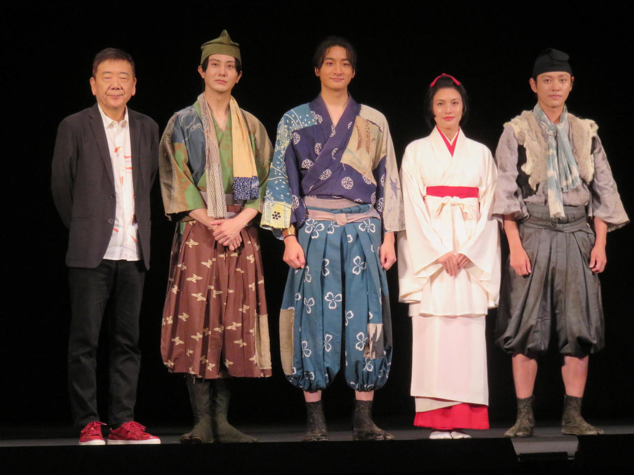「サヨナラソング－帰ってきた鶴－」初日前会見に臨んだ、左から作・演出の鴻上尚史、太田基裕、小関裕太、臼田あさ美、安西慎太郎