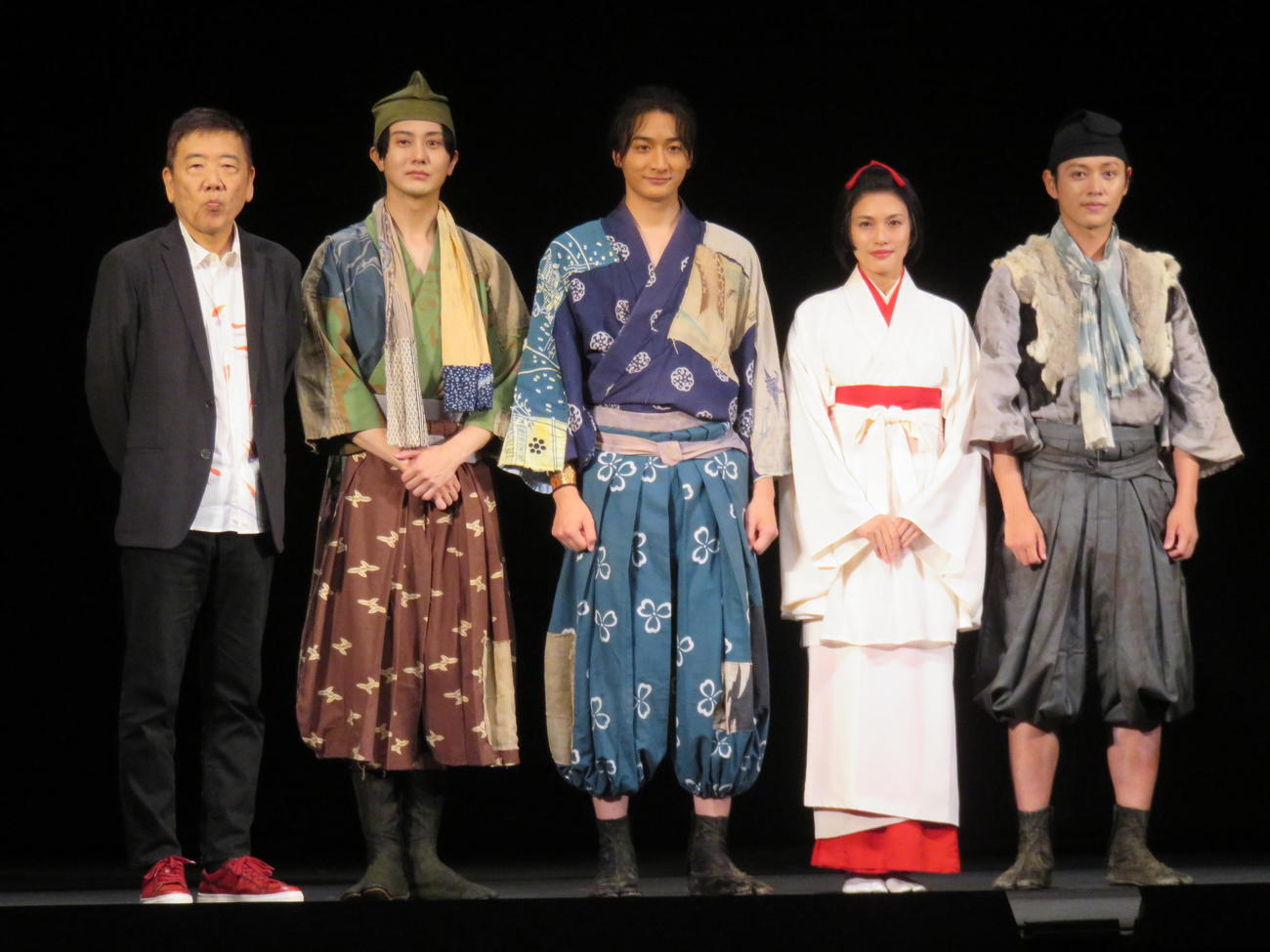 「サヨナラソング－帰ってきた鶴－」初日前会見に臨んだ、左から作・演出の鴻上尚史、太田基裕、小関裕太、臼田あさ美、安西慎太郎