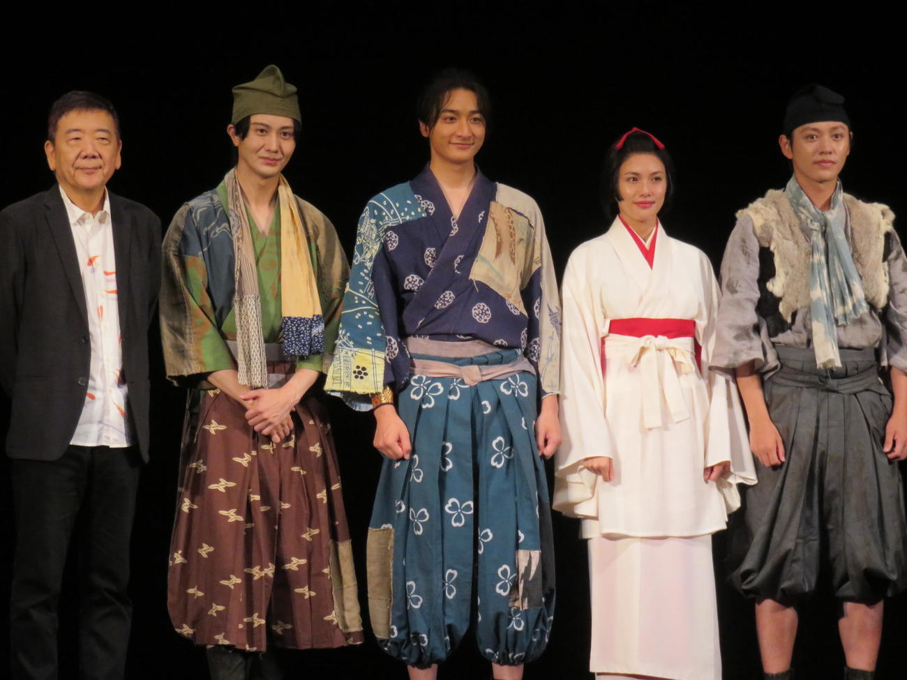 「サヨナラソング－帰ってきた鶴－」初日前会見に臨んだ、左から作・演出の鴻上尚史、太田基裕、小関裕太、臼田あさ美、安西慎太郎