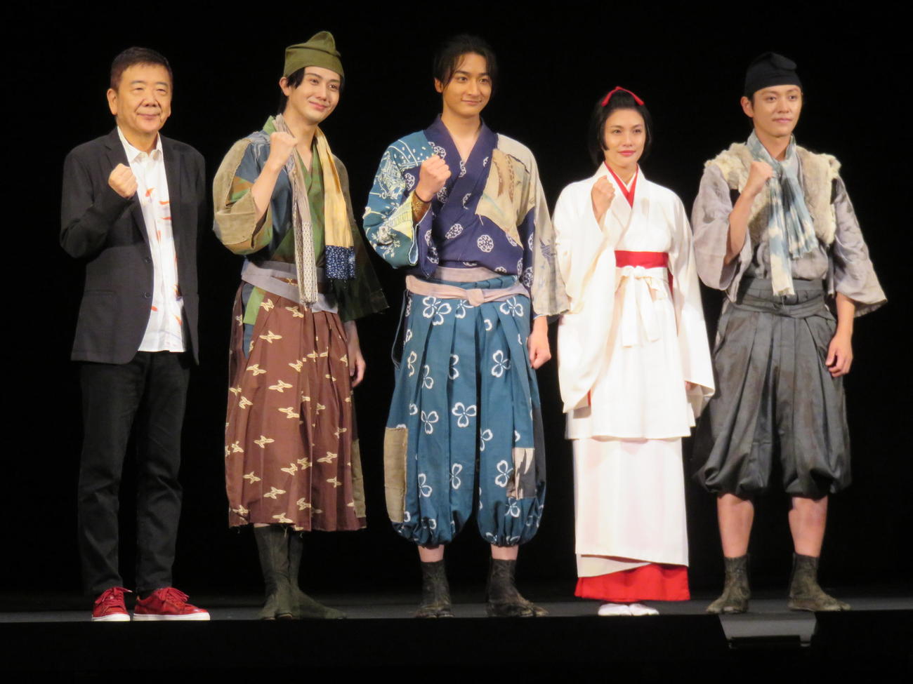 「サヨナラソング－帰ってきた鶴－」初日前会見に臨んだ、左から作・演出の鴻上尚史、太田基裕、小関裕太、臼田あさ美、安西慎太郎