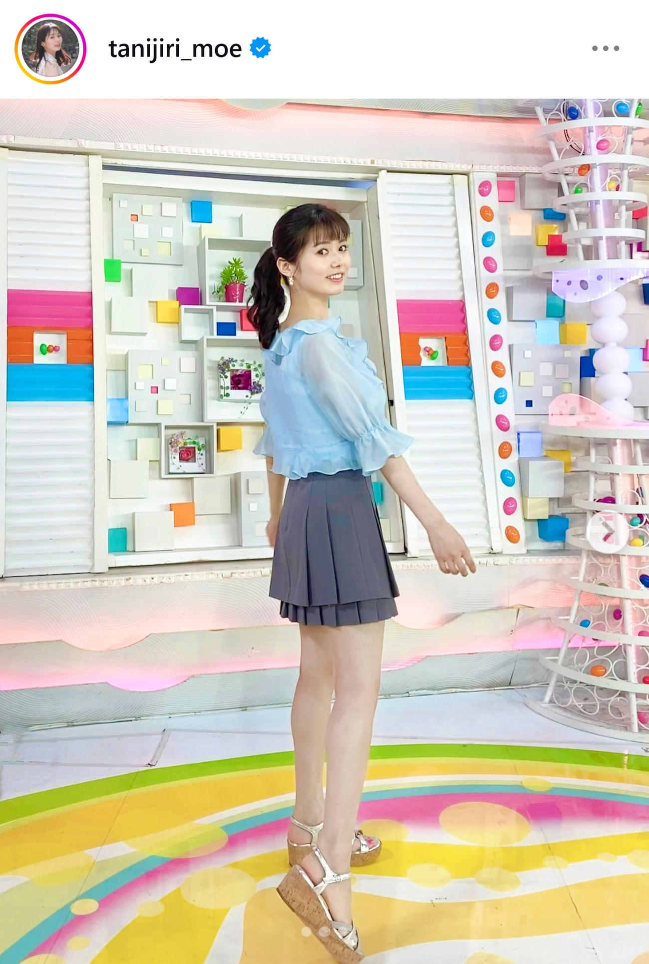 美脚映えるミニスカ全身ショット（谷尻萌のインスタグラムから）