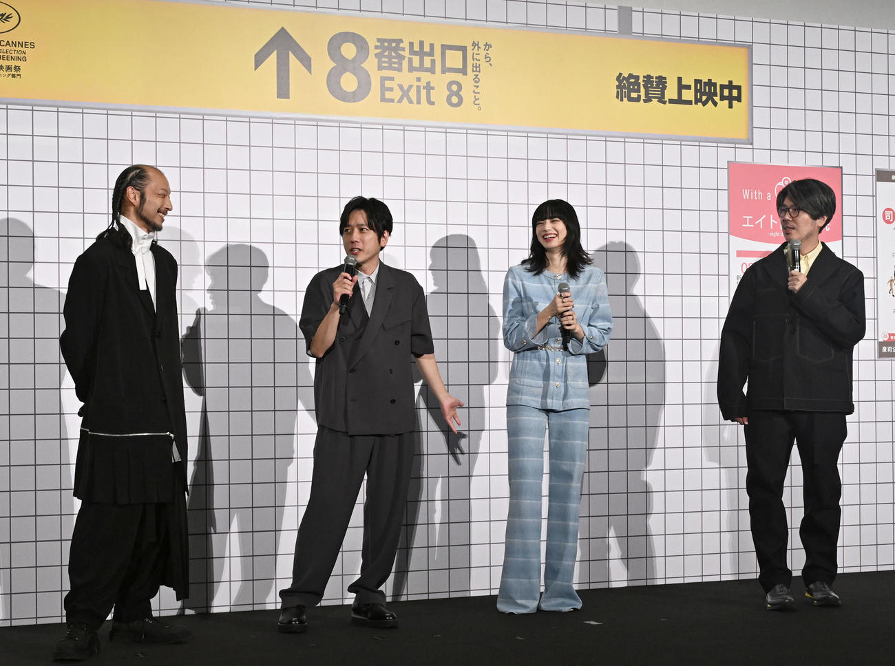 映画「8番出口」の初日舞台あいさつで撮影中のエピソードを話す、左から河内大和、二宮和也、小松菜奈、川村元気監督（撮影・千葉一成）
