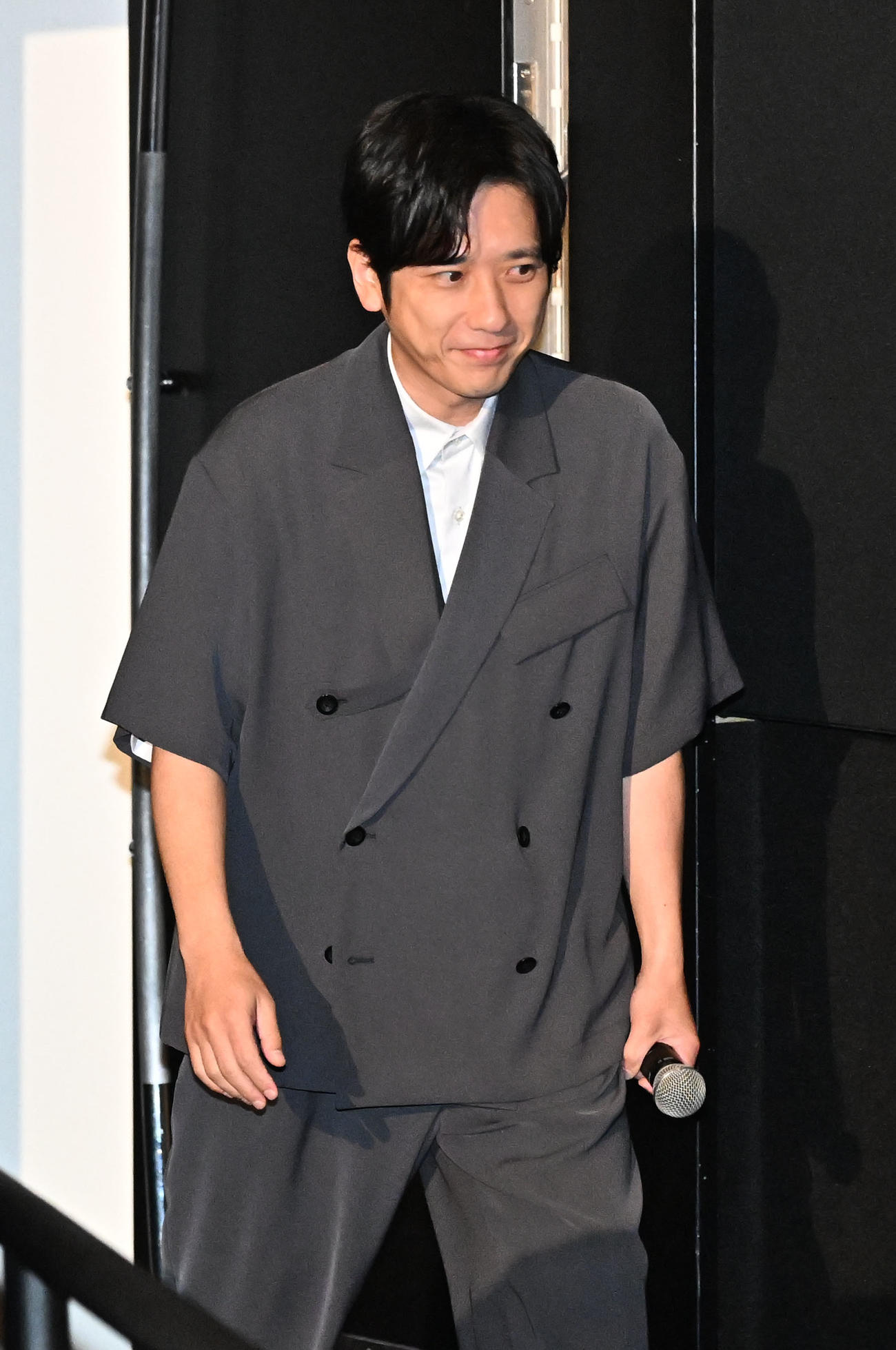 映画「8番出口」の初日舞台あいさつに登場した二宮和也（撮影・千葉一成）