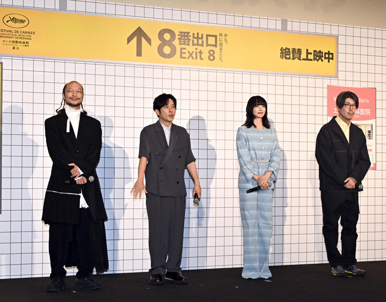 映画「8番出口」の初日舞台あいさつに登場した、左から河内大和、二宮和也、小松菜奈、川村元気監督（撮影・千葉一成）