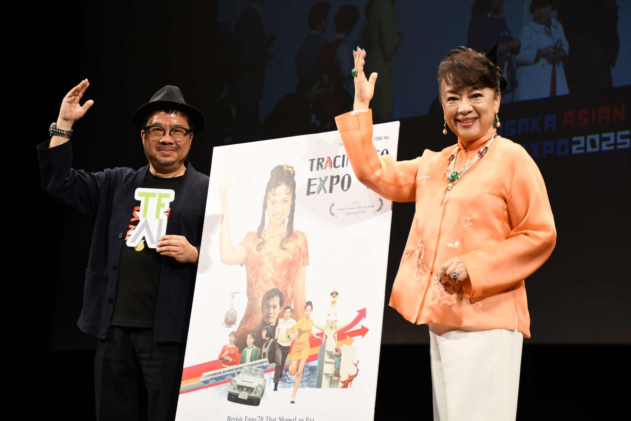 20歳の自分の姿が映ったポスターと同じポーズを決めるジュディ・オング（右）とアーサー・チュウTFAI国家電影及視聴文化中心チェアマン（撮影・阪口孝志）