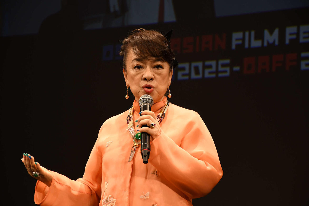 第21回大阪アジアン映画祭のオープニングセレモニー、映画「万博追跡」舞台あいさつに登壇したジュディ・オング（撮影・阪口孝志）