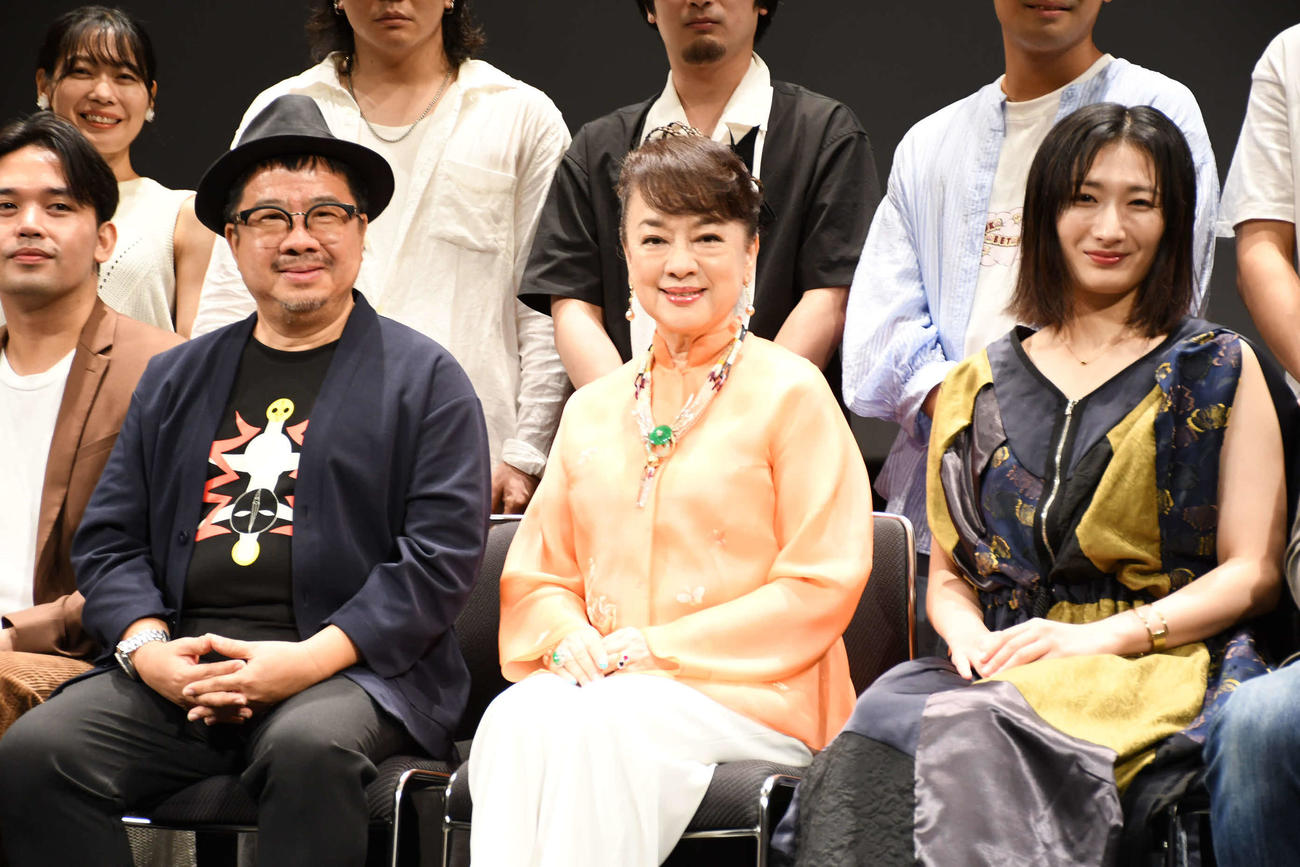 第21回大阪アジアン映画祭のオープニングセレモニー、映画「万博追跡」舞台あいさつに登壇した、前列左から）アーサー・チュウTFAI国家電影及視聴文化中心チェアマン、ジュディ・オング、武田梨奈（撮影・阪口孝志）