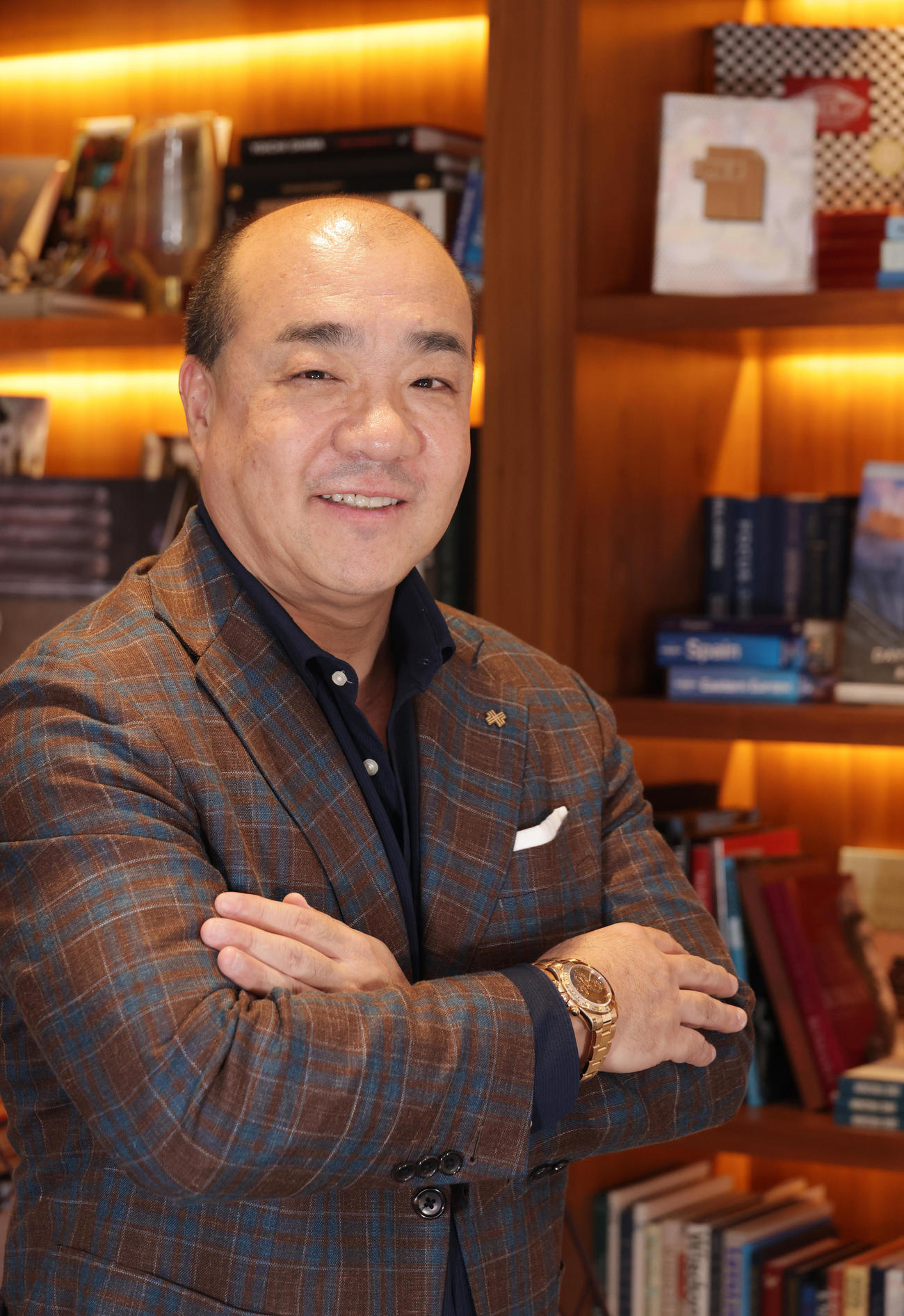 激動の人生を振り返る西村誠司社長。愛される顔である（撮影・中島郁夫）
