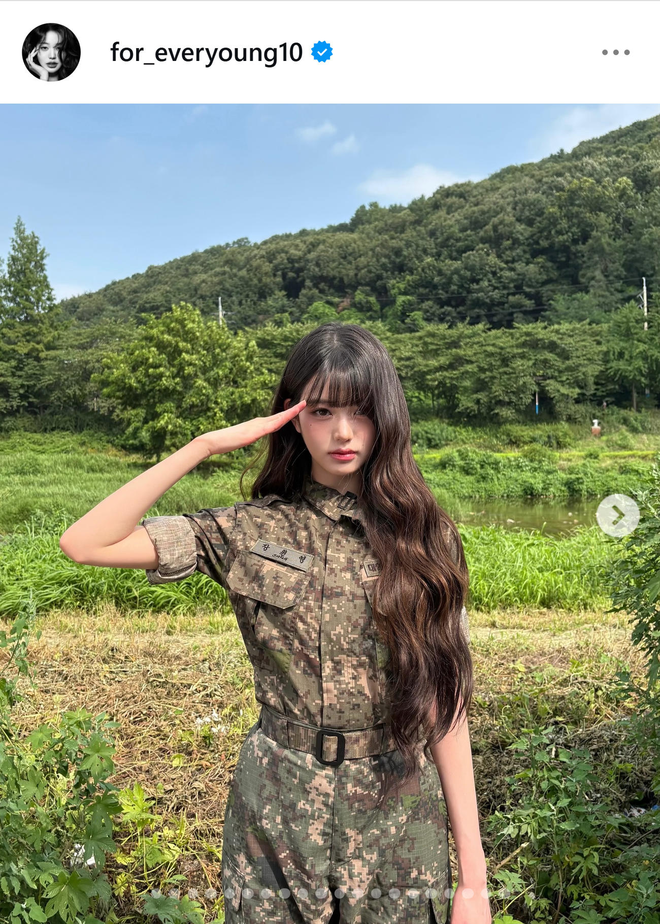 迷彩服姿で敬礼ポーズのWONYOUNG（WONYOUNGのインスタグラムから）