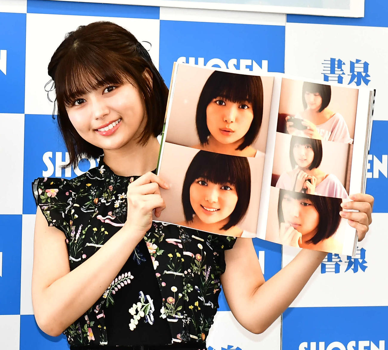 ABCテレビ連続ドラマ「グラぱらっ！」とのコラボレーション写真集「グラぱらっ！」発売記念会見に出席し、お気に入りショットを見せる北野瑠華（撮影・松尾幸之介）