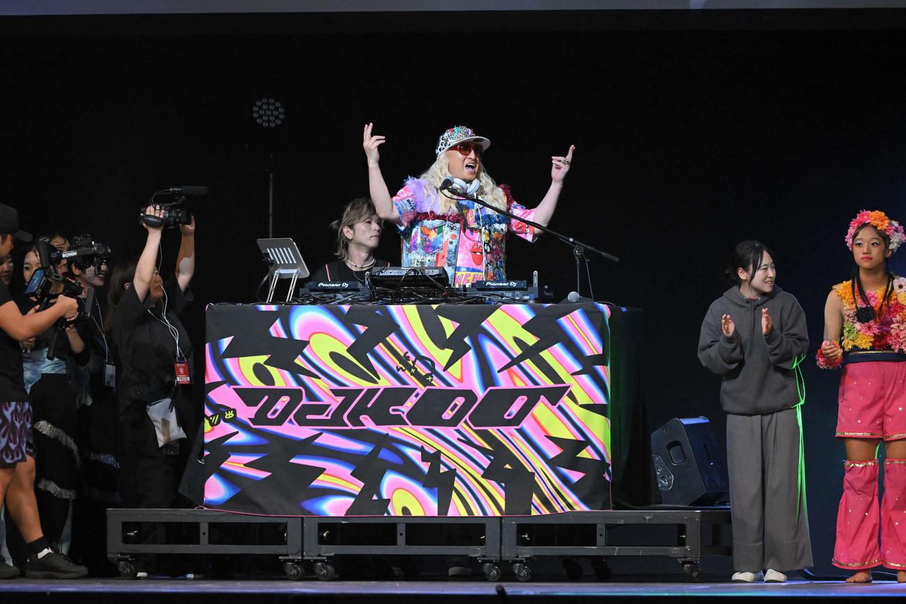 第13回高等学校ダンス部選手権でDJプレイを披露するDJ KOO