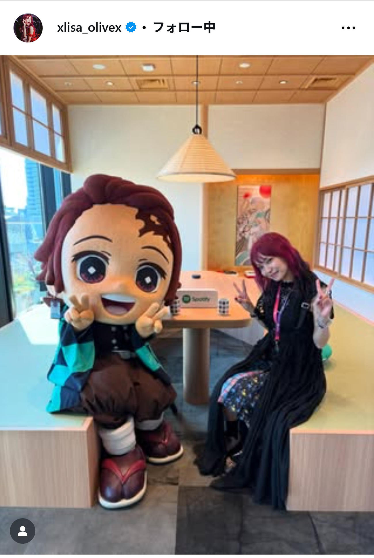 LiSAは炭治郎と笑顔でダブルピース（インスタグラムから）