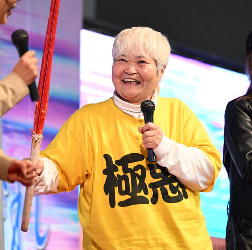 飯島直子、衝撃の「極悪」Tシャツ姿に騒然「うれしいんだけど～」大
