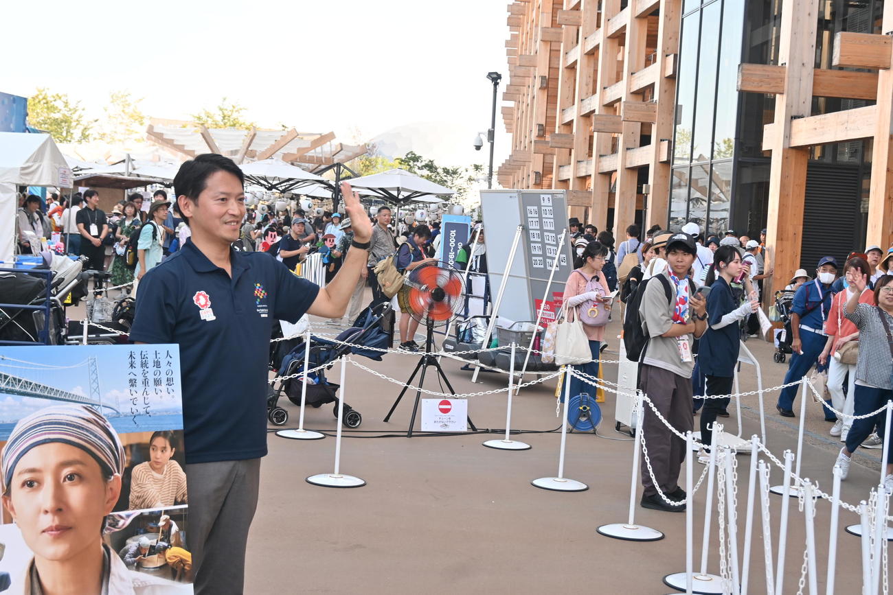 万博会場の「関西パビリオン」の外で来場者に手を振る斎藤元彦知事（撮影・松浦隆司）