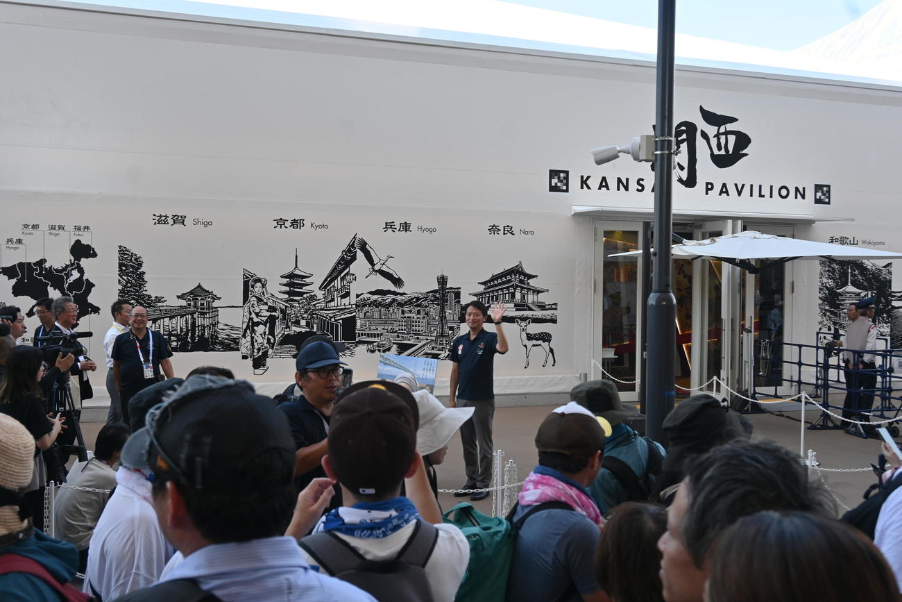 万博会場の「関西パビリオン」の外で来場者に手を振る斎藤元彦知事（撮影・松浦隆司）