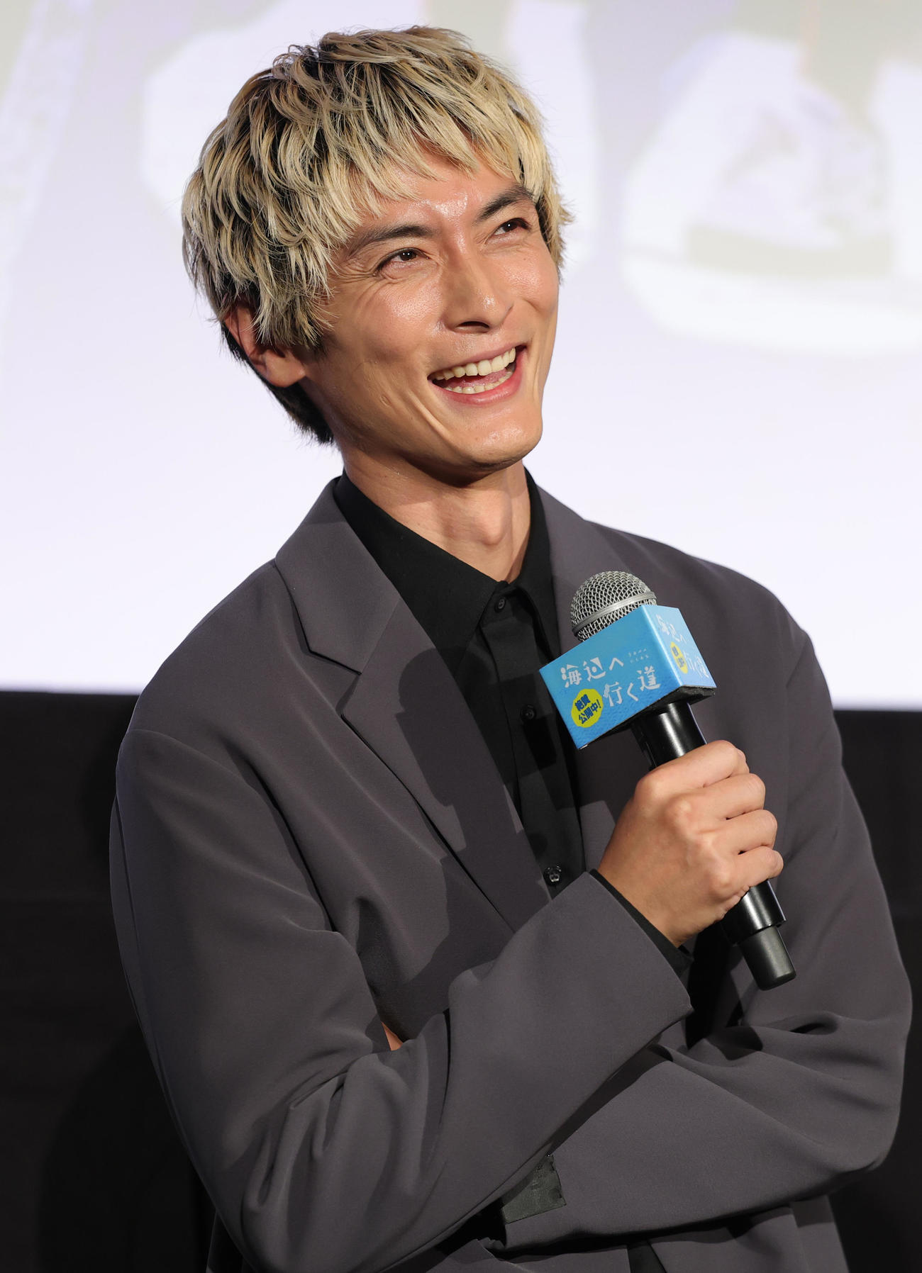 映画「海辺へ行く道」公開記念舞台あいさつに登場した高良健吾（撮影・野上伸悟）
