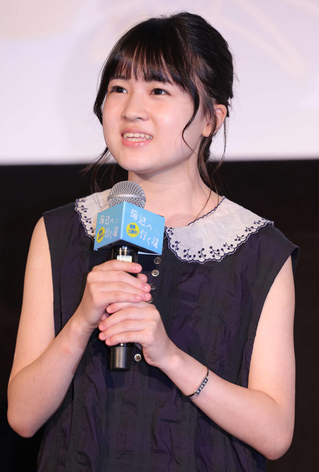 映画「海辺へ行く道」公開記念舞台あいさつに登場した新津ちせ（撮影・野上伸悟）