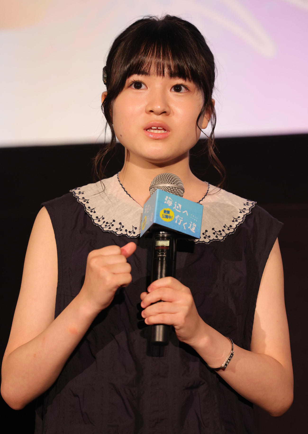 映画「海辺へ行く道」公開記念舞台あいさつに登場した新津ちせ（撮影・野上伸悟）
