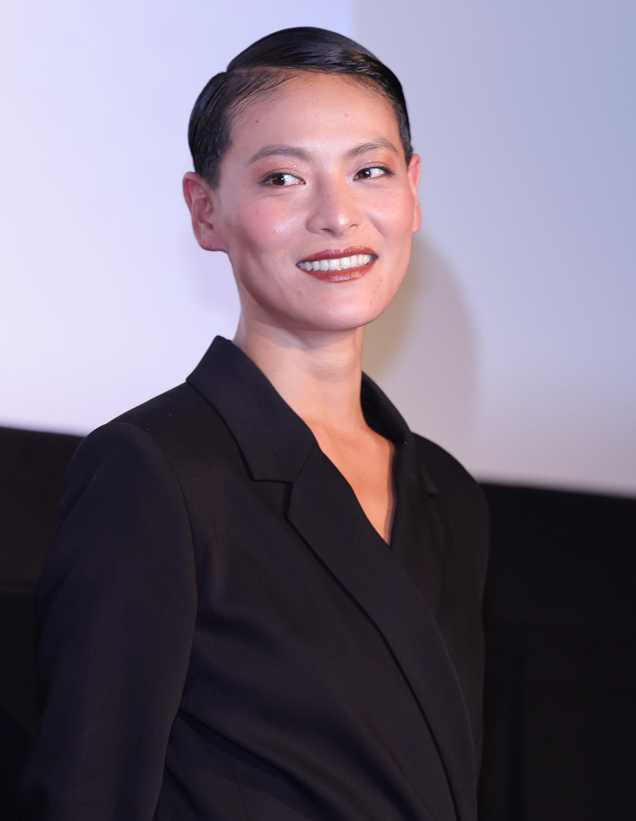 映画「海辺へ行く道」公開記念舞台あいさつに登場した菅原小春（撮影・野上伸悟）