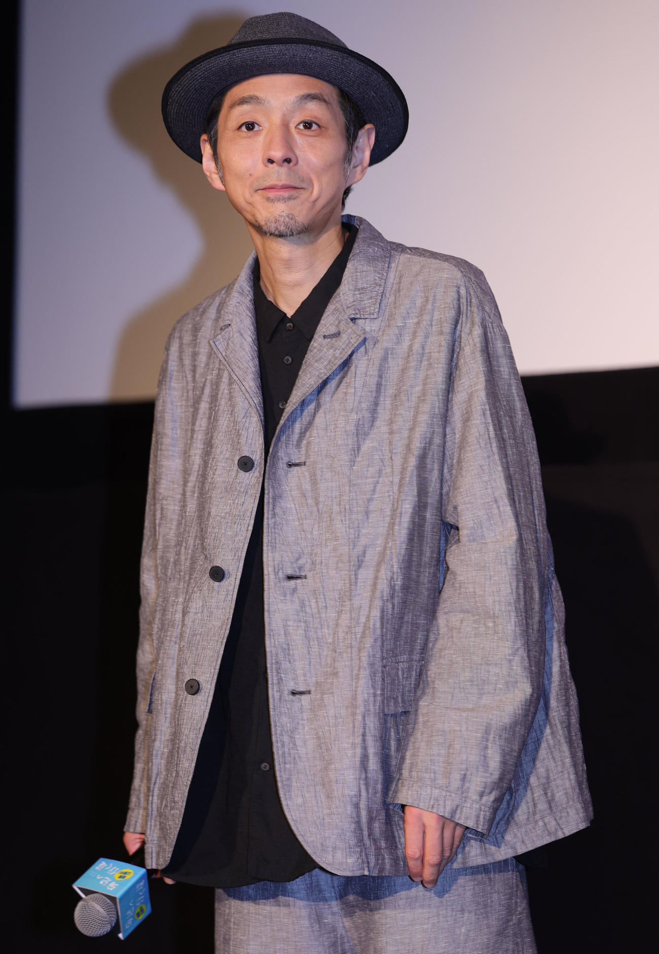 映画「海辺へ行く道」公開記念舞台あいさつに登場した宮藤官九郎（撮影・野上伸悟）