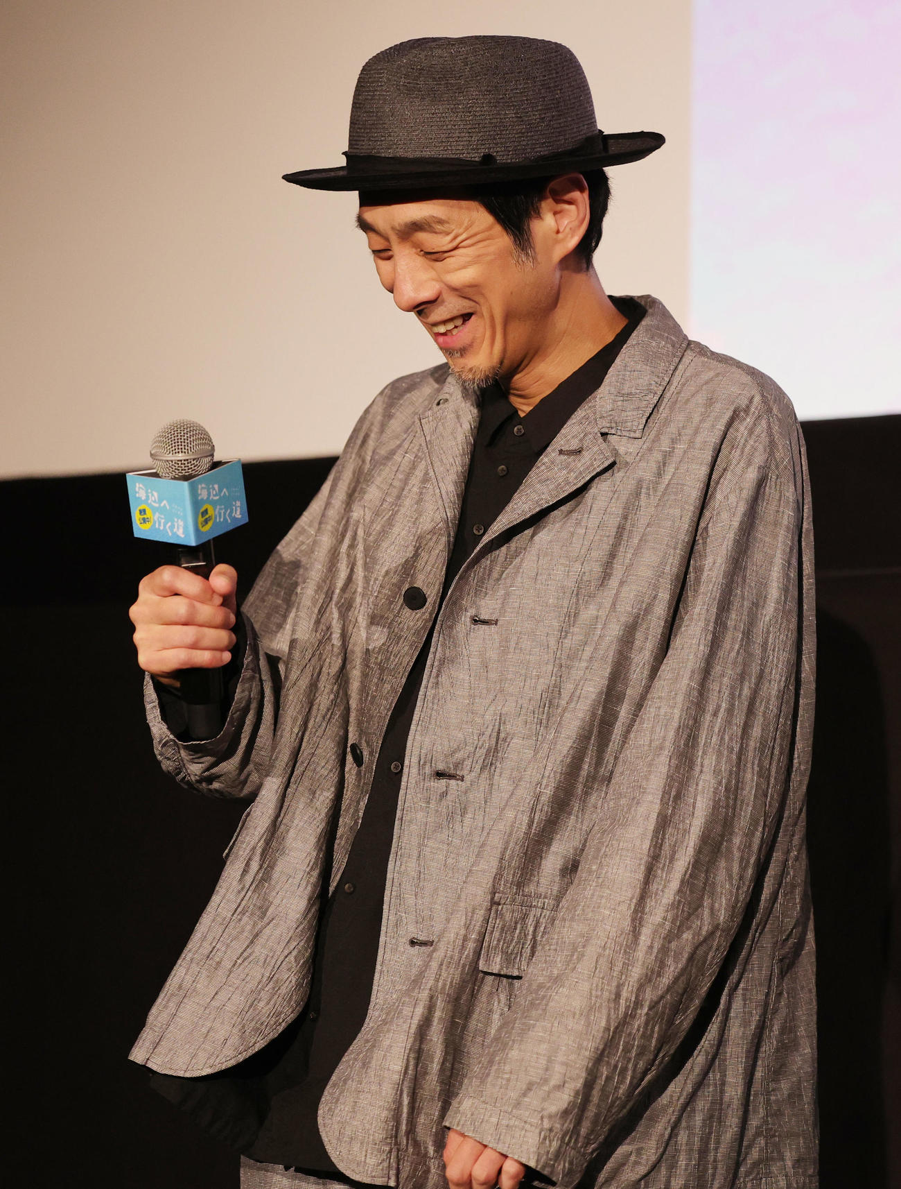 映画「海辺へ行く道」公開記念舞台あいさつに登場した宮藤官九郎（撮影・野上伸悟）