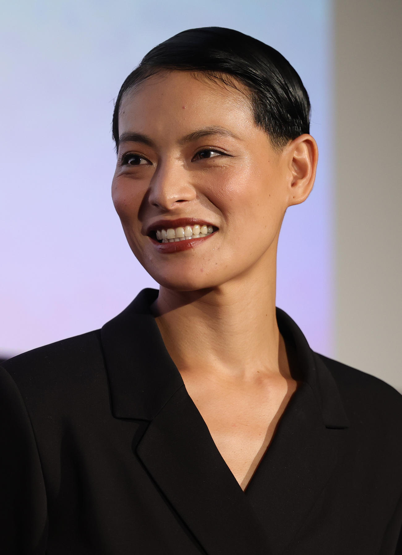 映画「海辺へ行く道」公開記念舞台あいさつに登場した菅原小春（撮影・野上伸悟）
