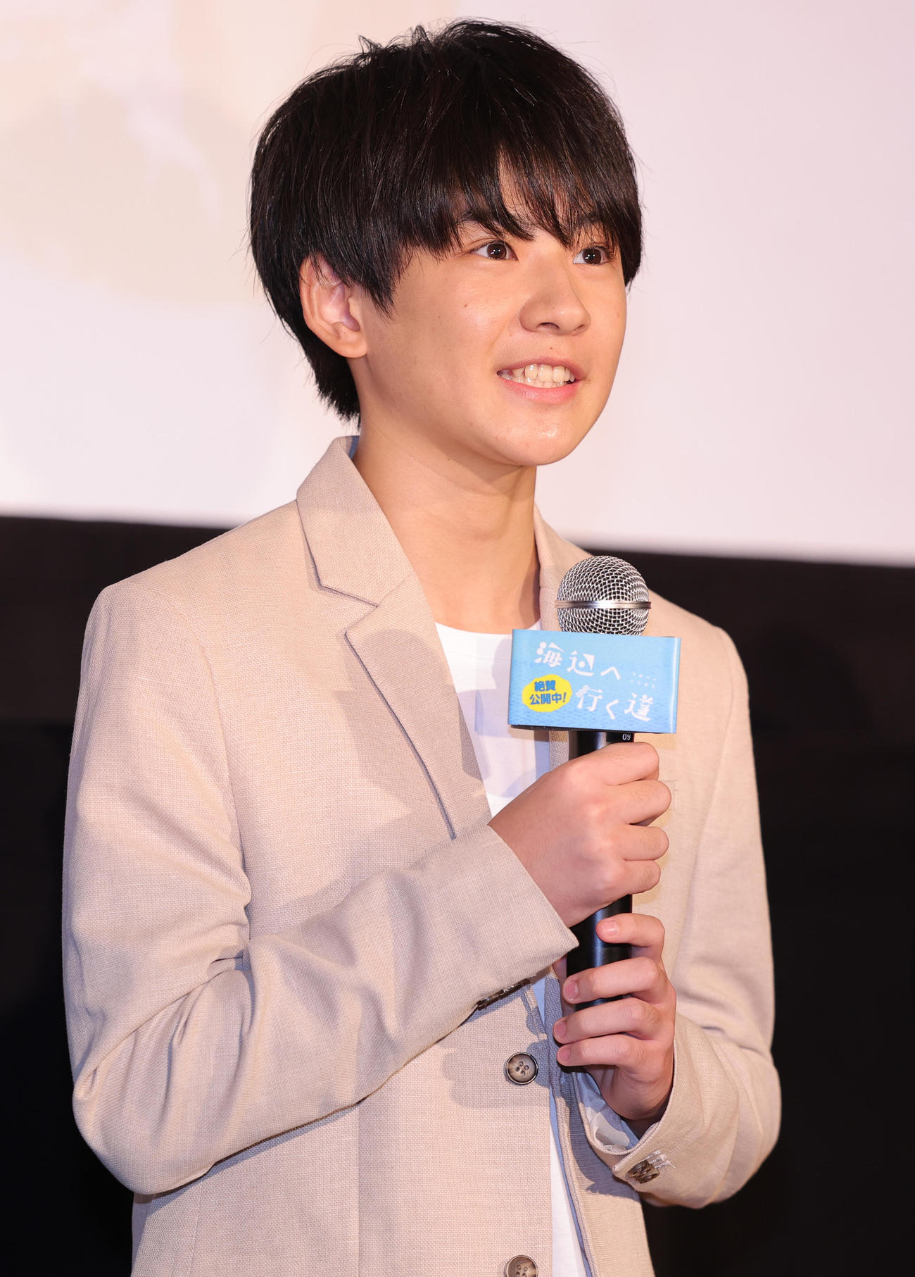 映画「海辺へ行く道」公開記念舞台あいさつに登場した中須翔真（撮影・野上伸悟）