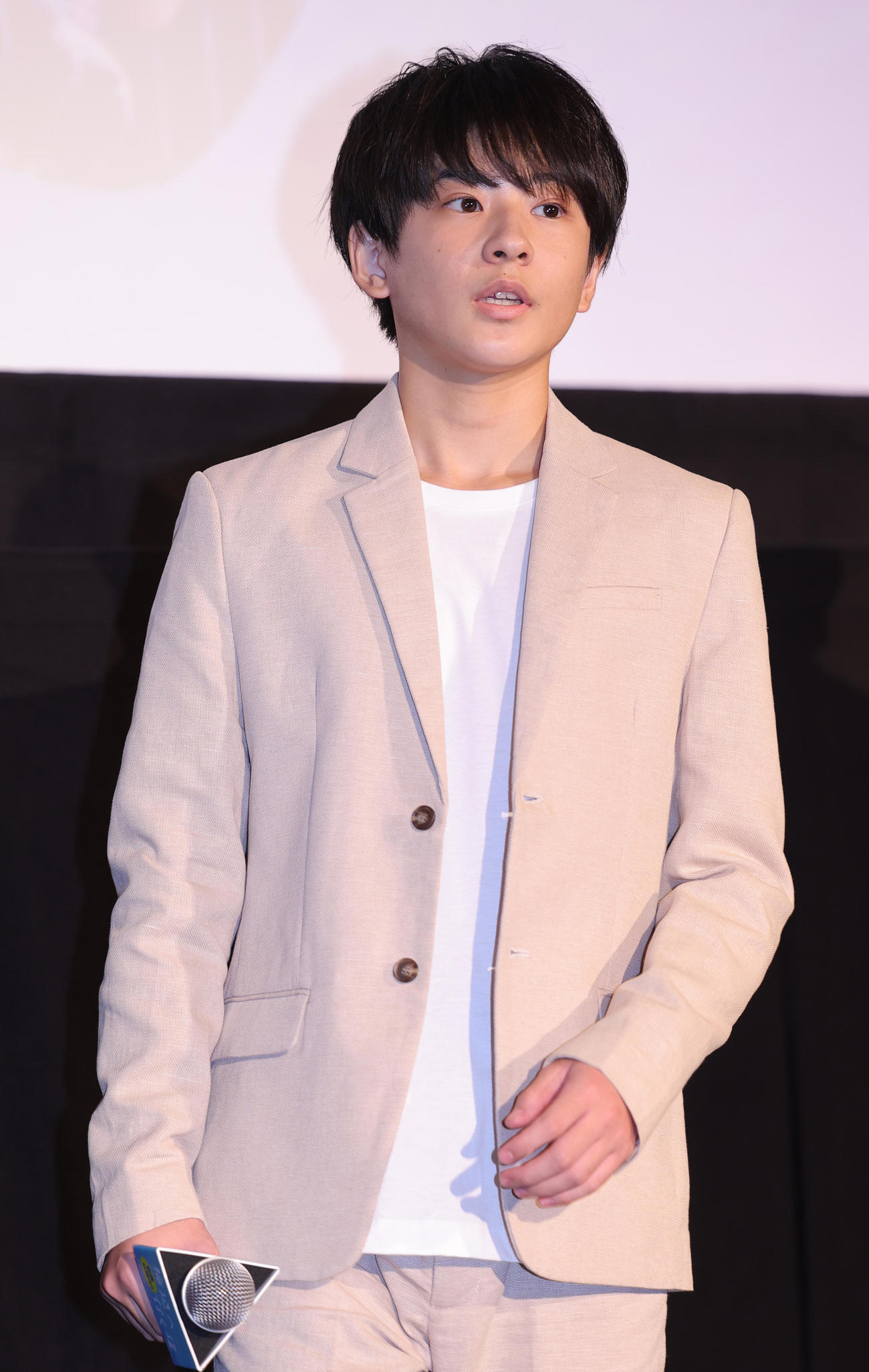 映画「海辺へ行く道」公開記念舞台あいさつに登場した中須翔真（撮影・野上伸悟）