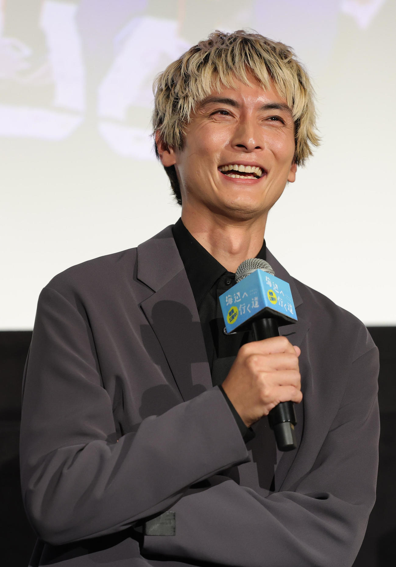 映画「海辺へ行く道」公開記念舞台あいさつに登場した高良健吾（撮影・野上伸悟）