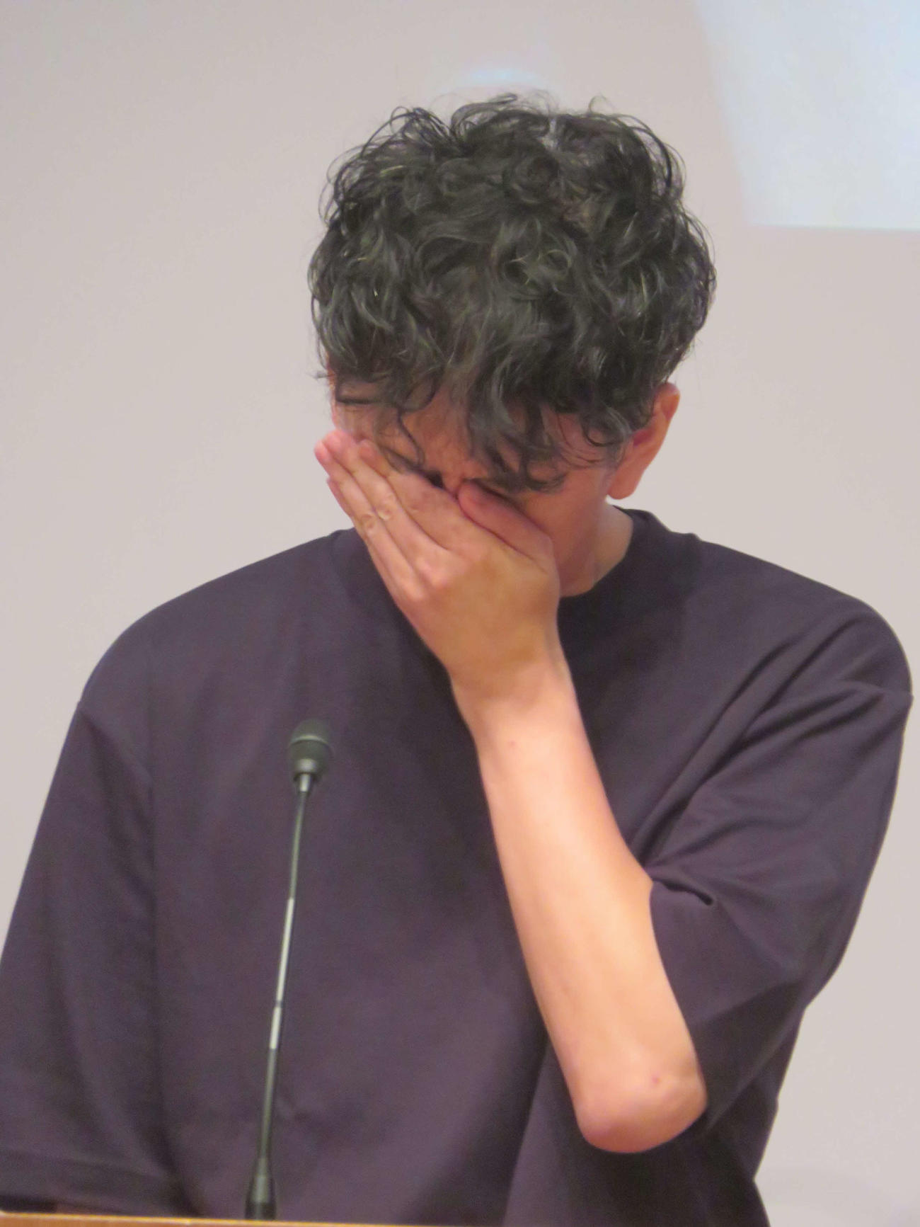 母親への思いを問われ、思わず感極まる関口まなと(撮影・川田和博)