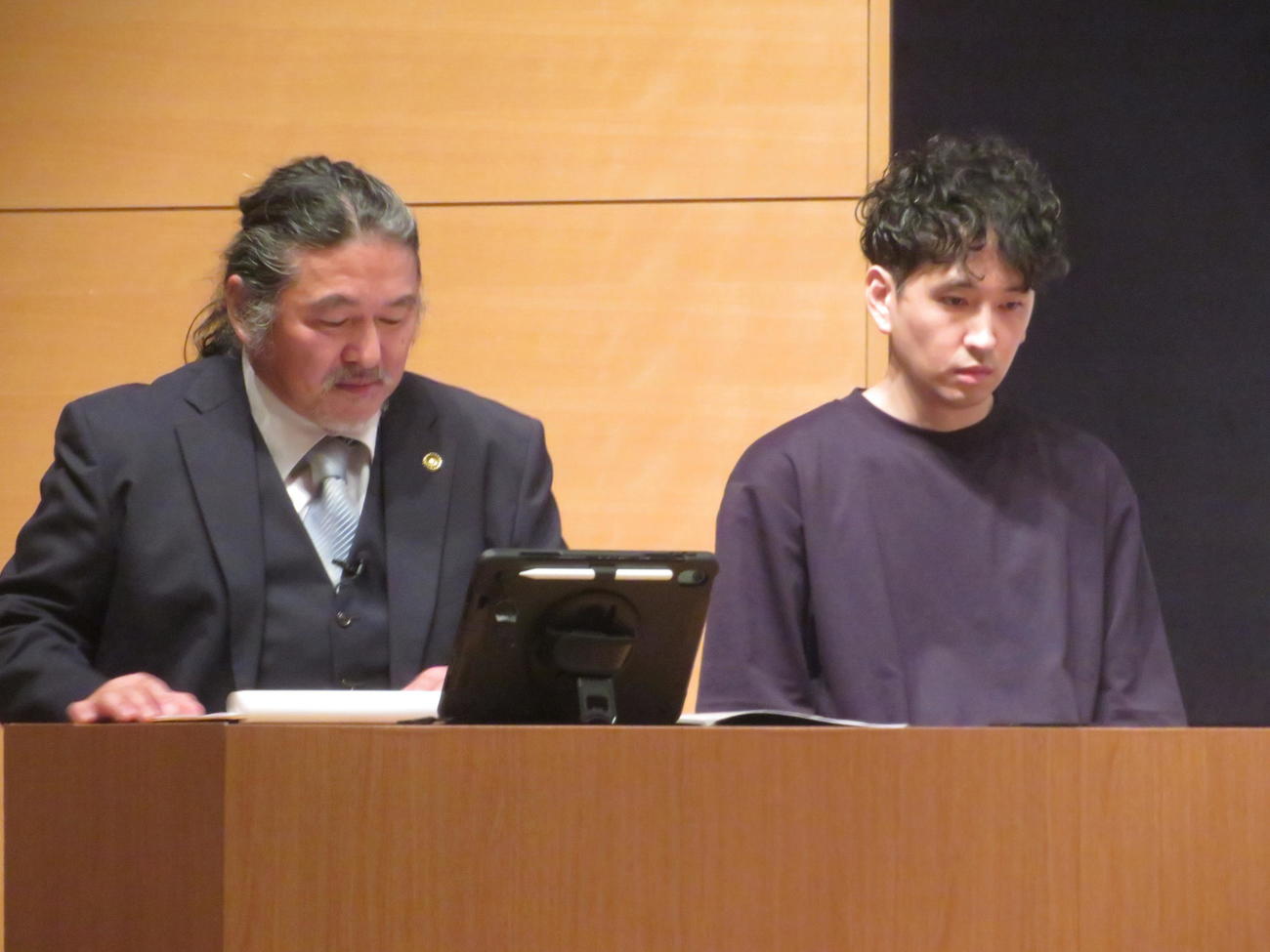 参加型裁判演劇「極刑」で殺人犯の被告人役を演じた関口まなと（右）（撮影・川田和博）