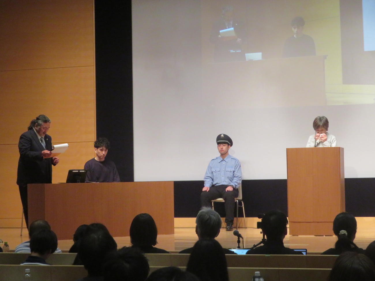 参加型裁判演劇「極刑」で舞台初共演を果たした関口まなと（左から2人目）と竹下景子（右）(撮影・川田和博)