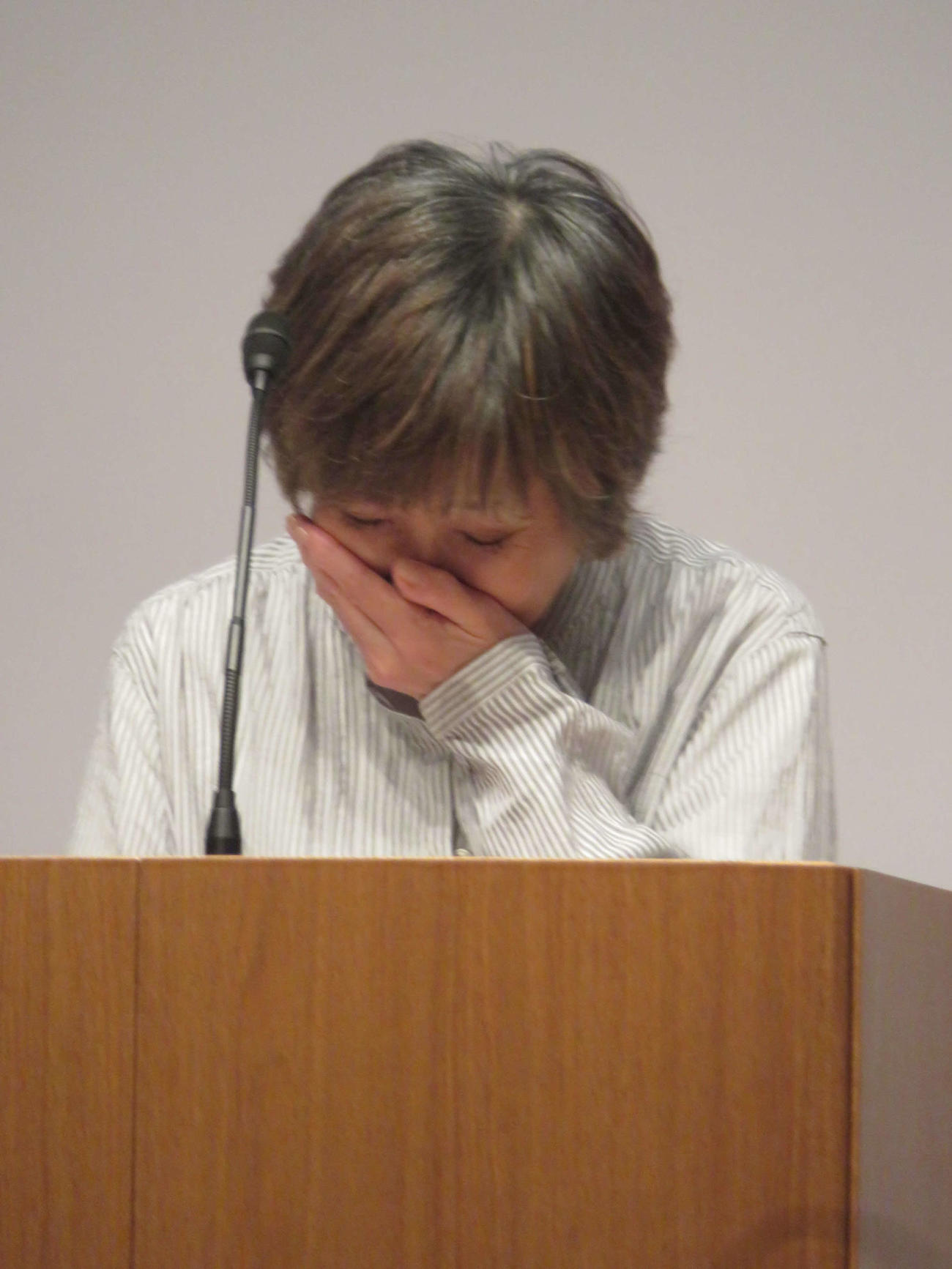 殺人犯役関口まなとの母役として証人尋問で嗚咽する竹下景子(撮影・川田和博)
