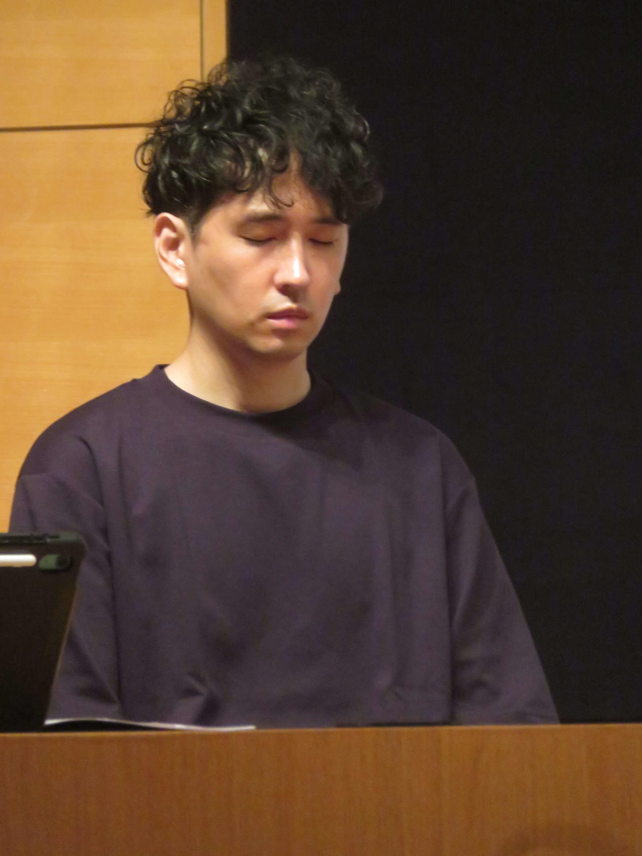 母役竹下景子の涙の証人尋問を目を閉じてかみしめる関口まなと(撮影・川田和博)