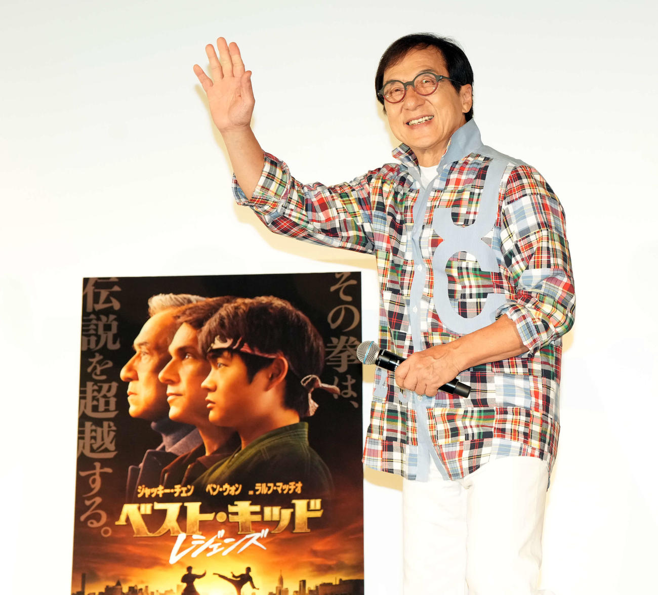 映画「ベスト・キッド：レジェンズ」舞台あいさつに登壇し、ファン声援に応えるジャッキー・チェン（撮影・たえ見朱実）