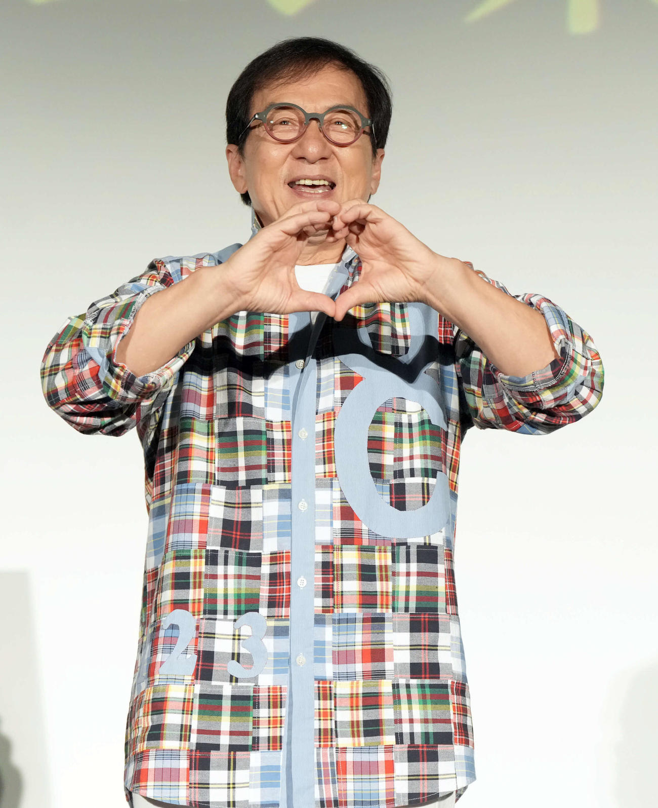 ファンの撮影タイムでポーズを決めるジャッキー・チェン（撮影・たえ見朱実）