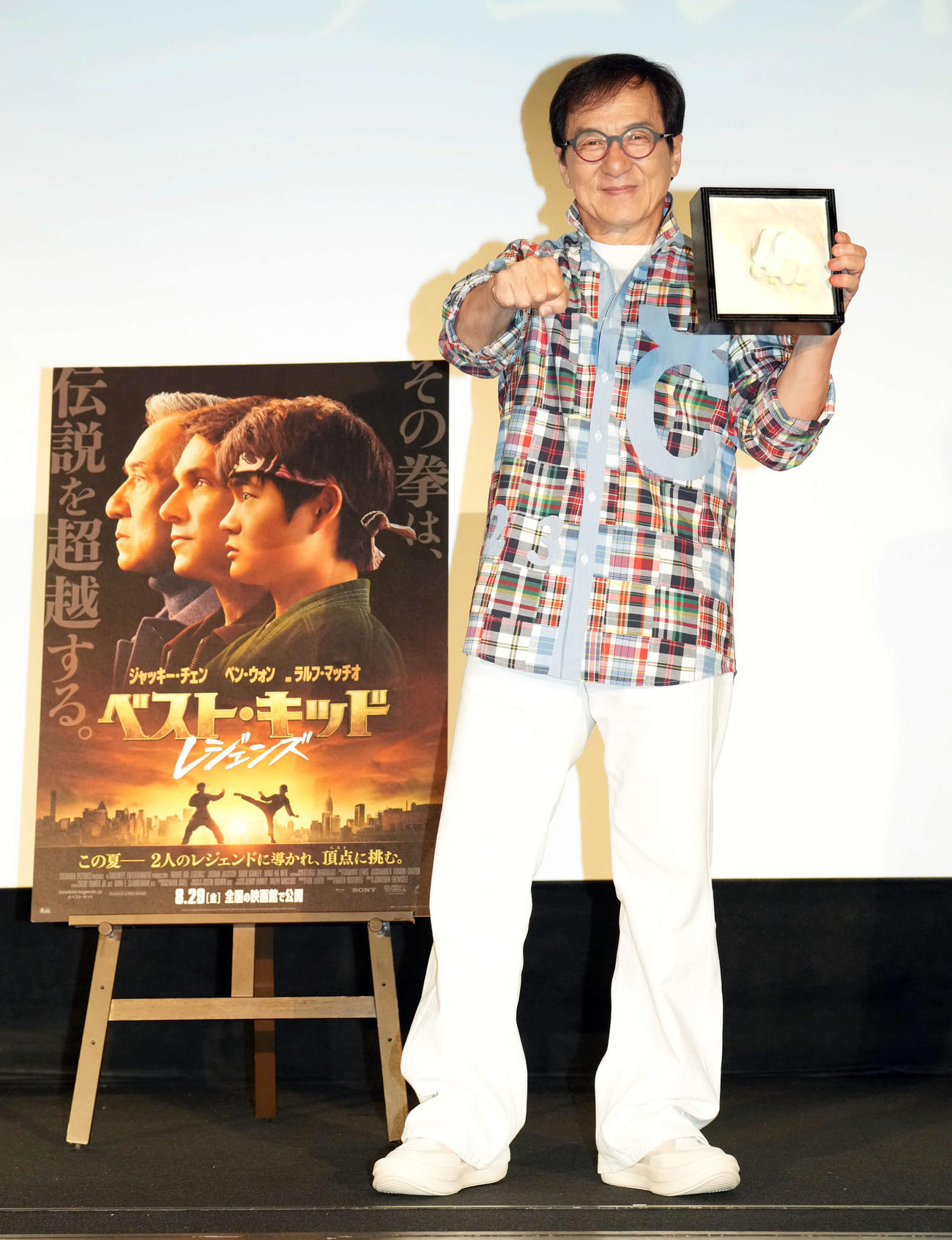 映画「ベスト・キッド：レジェンズ」舞台あいさつに登壇し記念撮影に納まるジャッキー・チェン（撮影・たえ見朱実）