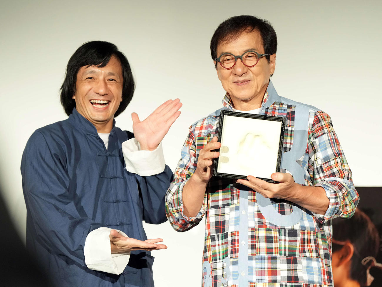 サプライズゲストのジャッキーちゃん（左）と記念撮影に納まるジャッキー・チェン（撮影・たえ見朱実）