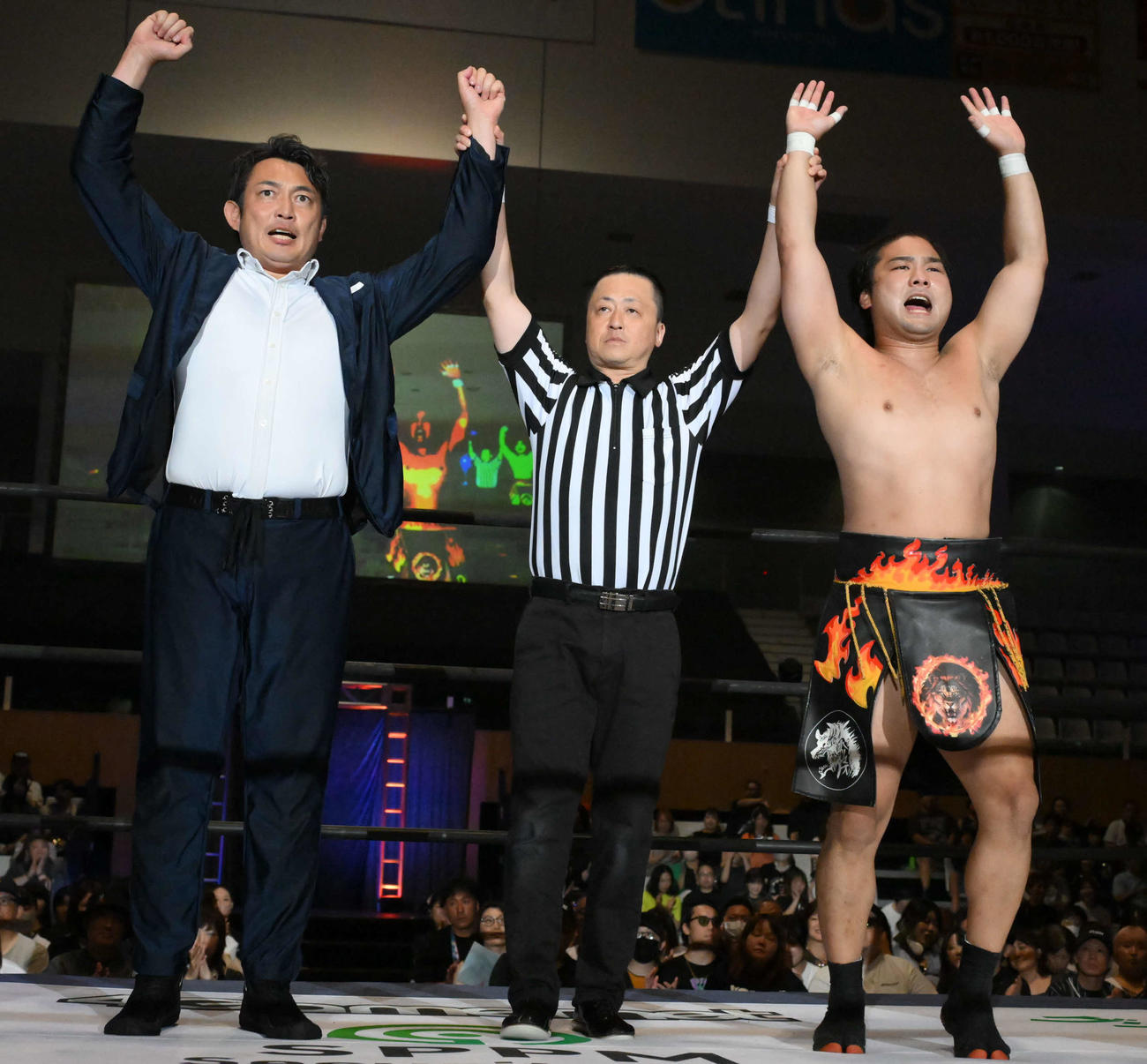 DDTプロレス「WRESTLE PETER PAN 2025」1日目のタッグマッチに出場して勝利を喜ぶ川松真一朗氏（左端）と石田有輝（右端）（（C）DDTプロレスリング）